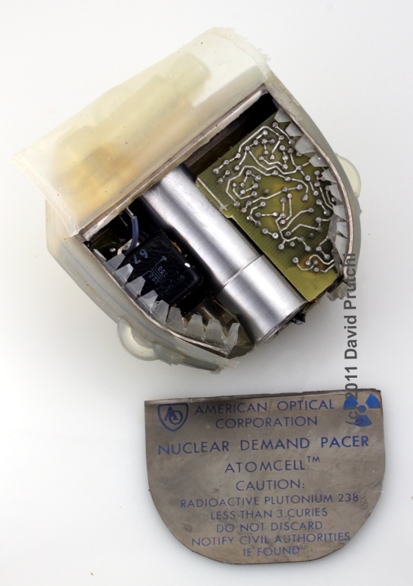 Internal assembly of the American Optical nuclear demand pacemaker