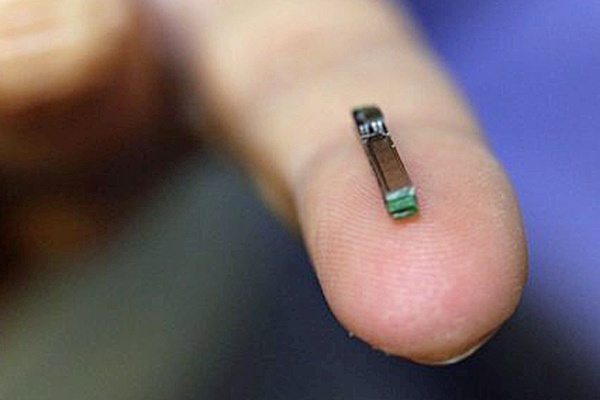 Implantable blood analyzer chip